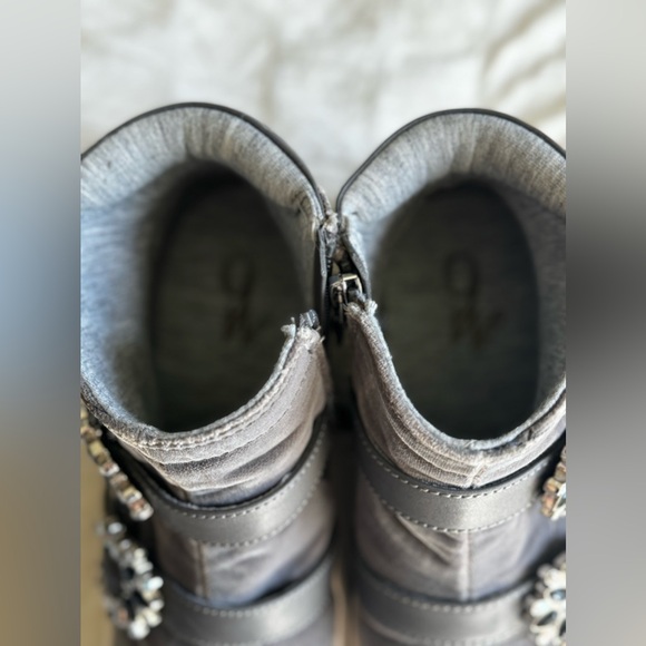 Gray velvet Nine West ankle boots embellished buckles Side zip womens 8 holiday - Picture 6 of 7